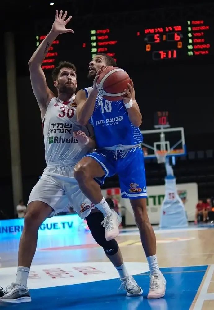 שחקן מכבי רמת גן קנדל מקולום ליד שחקן הפועל גליל עליון לוקאס גולדנברג