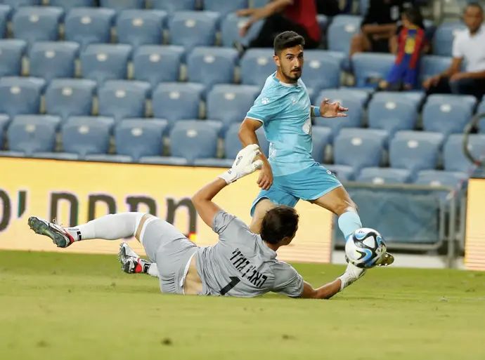 אנאס מחאמיד שחקן מכבי פתח תקוה כובש מול ניקולאס האגן שוער בני סכנין