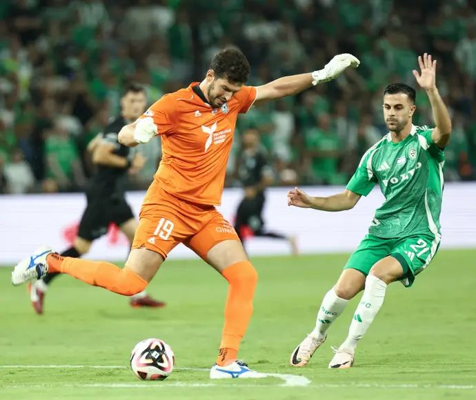 דין דוד שחקן מכבי חיפה מול דניאל טננבאום שוער עירוני טבריה