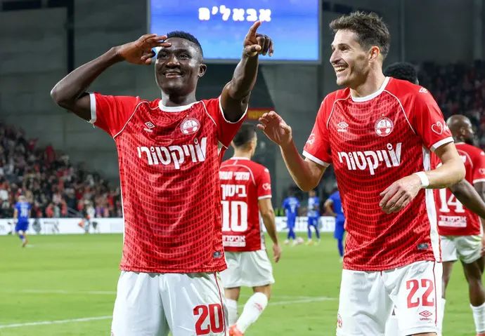 שחקן הפועל באר שבע, הלדר לופס, חוגג לצד קינגס קאנגווה