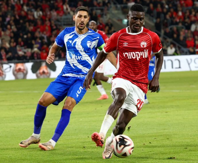 שחקן הפועל באר שבע, קינגס קאנגווה, לפני שחקן עירוני קרית שמונה, עאיד חבשי