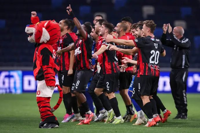 שחקני הפועל חיפה חוגגים