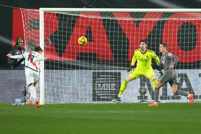 אונאי לופס כובש לזכות ראיו וייקאנו מול שוער ריאל מדריד טיבו קורטואה