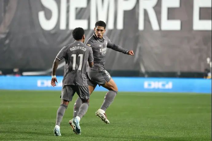 שחקן ריאל מדריד ג'וד בלינגהאם עם רודריגו