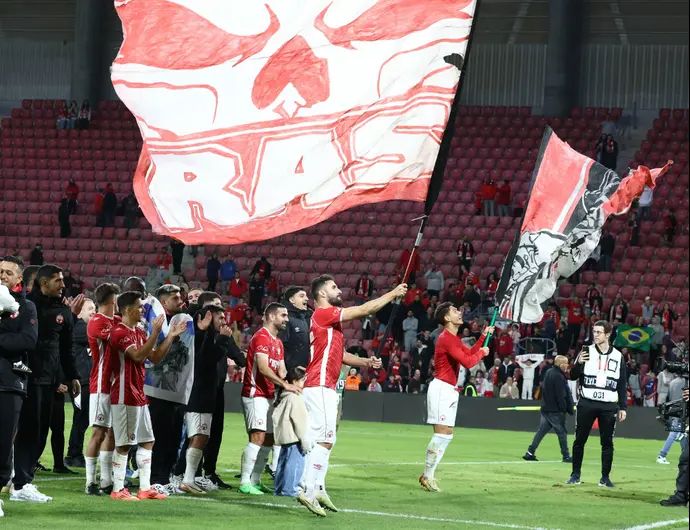 שחקני הפועל באר שבע חוגגים