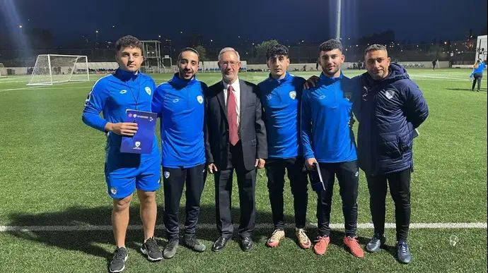 מימין לשמאל: חן עבדו (אחראי קורסי UEFA C ואחראי על פיתוח מאמני השוערים בישראל), אדם אבו סלאח, אדם ספדי, אלן שניידר, חאתם כוחלני, שאדי ספדי