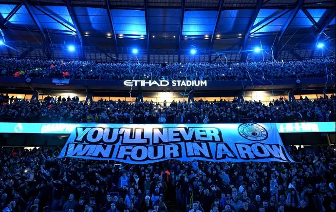 אוהדי מנצ'סטר סיטי מקניטים את אוהדי יונייטד בדרבי