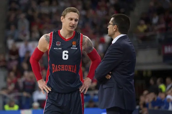 יאניס טימה שחקן באסקוניה עם מאמנו פדרו מרטינס