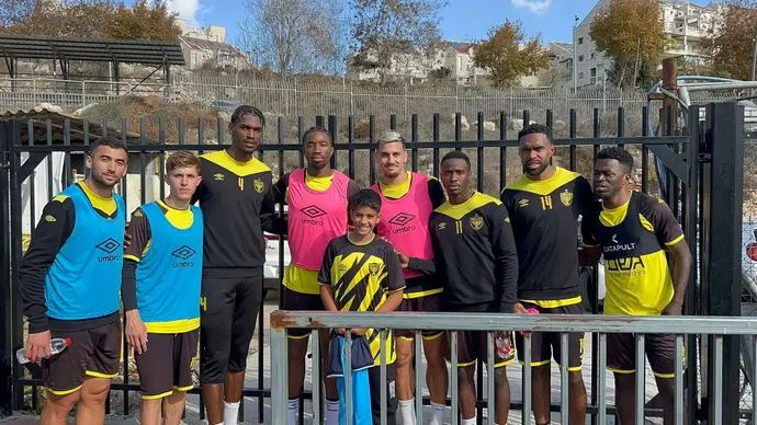 יואב רודיטי, ניצול ה-7 באוקטובר, לצד שחקני בית"ר ירושלים