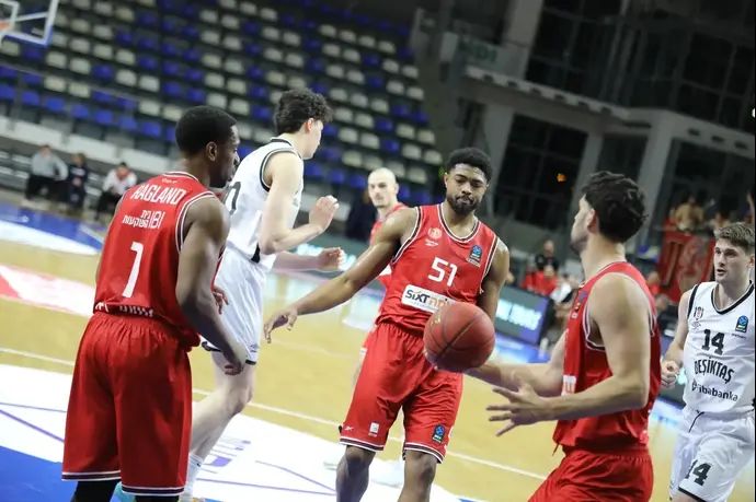 שחקני הפועל תל אביב ברונו קאבוקלו, ג'ו רגלנד, תומר גינת