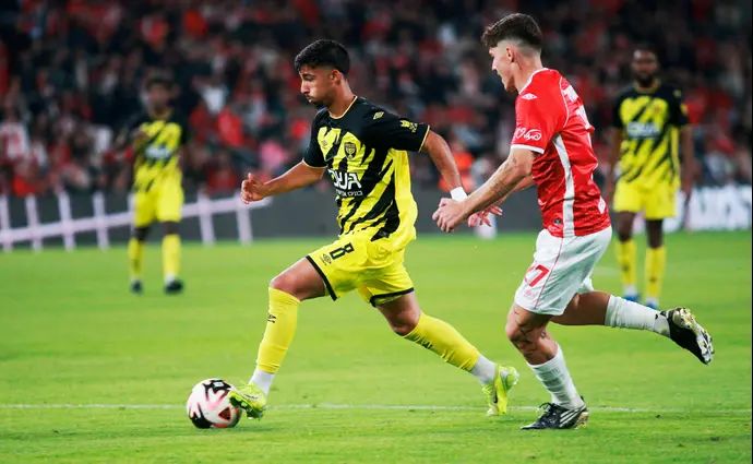 ירין לוי שחקן בית"ר ירושלים לצד יוני סטויאנוב שחקן הפועל באר שבע