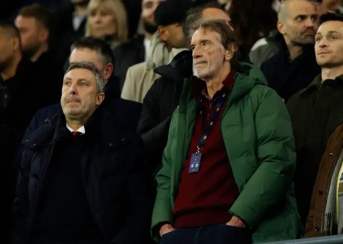 ג'ייסון ווילקוקס, המנהל הטכני של מנצ'סטר יונייטד, לצד אחד מבעלי המועדון ג'ים רטקליף