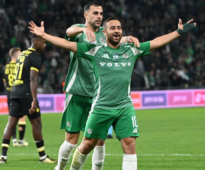 דיא סבע שחקן מכבי חיפה חוגג שער, מאחוריו דין דוד