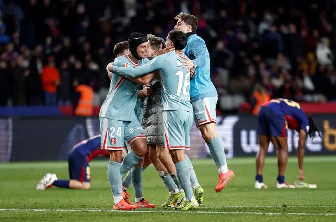 שחקני אתלטיקו מדריד חוגגים מול ברצלונה