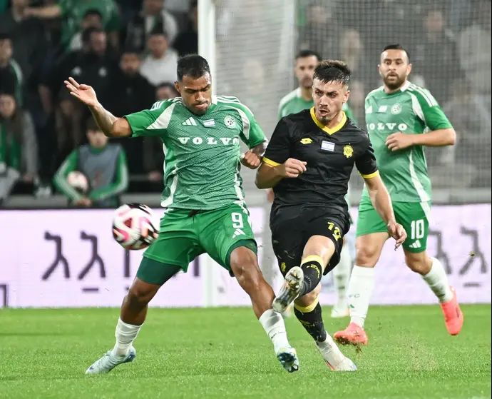 עוז בילו שחקן מכבי נתניה מול מתיאס נהואל שחקן מכבי חיפה