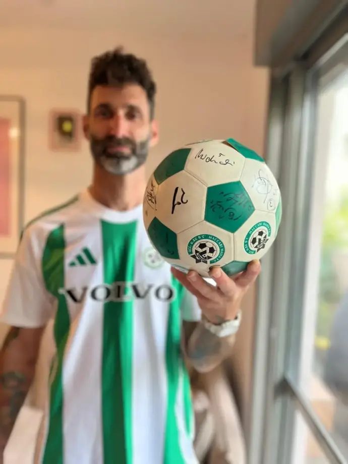 עילי שוורצמן עם הכדור שחילץ מבית הוריו