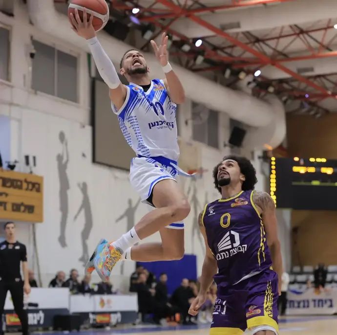 שחקן מכבי רמת גן קנדל מקולום מול שחקן הפועל חולון אלייז'ה מיטרו-לונג