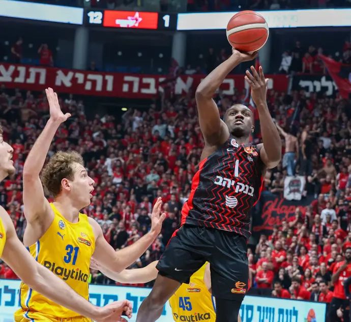 שחקן הפועל ירושלים ג'ארד הארפר מול שחקן מכבי תל אביב רוקאס יוקובאיטיס