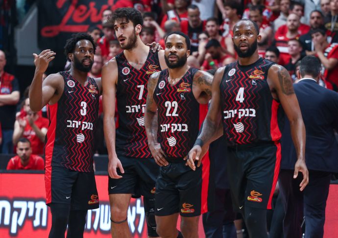 שחקני הפועל ירושלים כריס ג'ונסון, טאריק פיליפ, גבי צ'אצ'אשווילי, קאדין קרינגטון