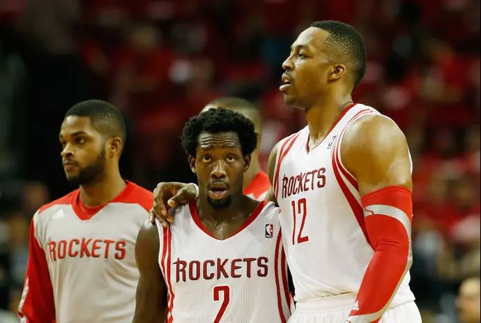 פטריק בוורלי עם דווייט הווארד במדי יוסטון