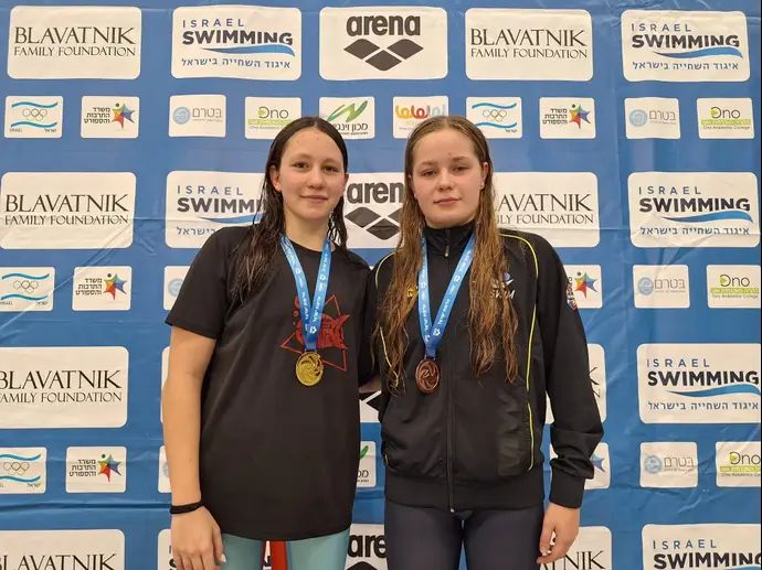 אופק אדיר לצד אמילי גולוס שחייניות