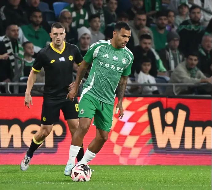 מתיאס נהואל שחקן מכבי חיפה לפני איגור זלאטנוביץ' שחקן מכבי נתניה