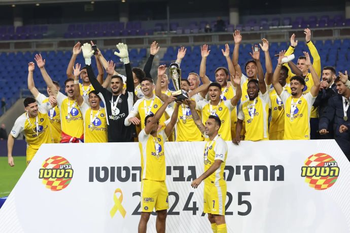 ערן זהבי, דור פרץ ושחקני מכבי תל אביב חוגגים עם הגביע אחרי הזגייה בגביע הטוטו