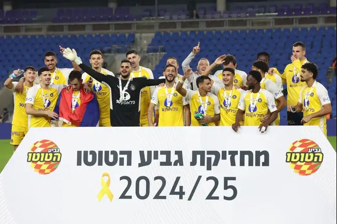 רועי משפתי ושחקני מכבי תל אביב חוגגים עם הגביע אחרי הזכייה בגביע הטוטו