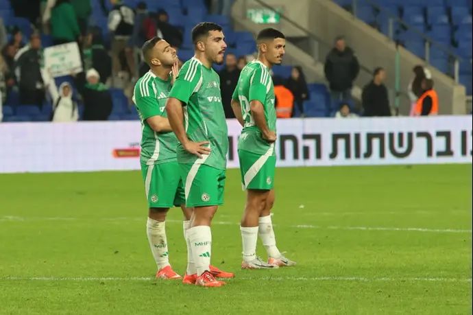 איתן אוזלאי לצד שחקני מכבי חיפה מאוכזבים