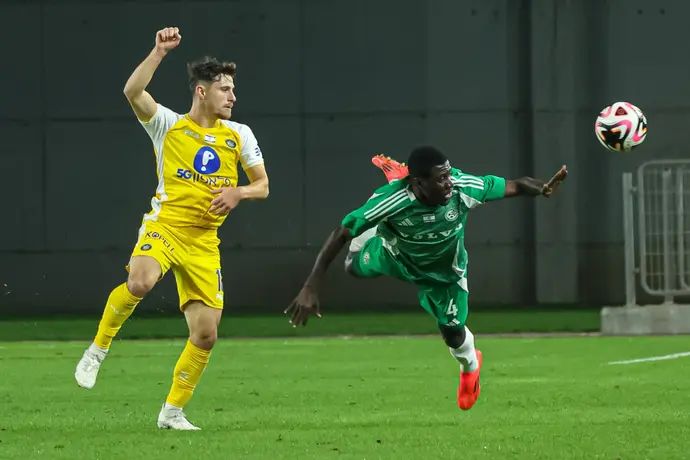 גבי קניקובסקי שחקן מכבי תל אביב לצד עלי מוחמד שחקן מכבי חיפה