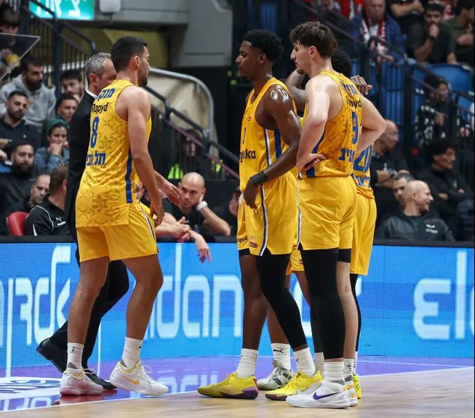 רומן סורקין, ג'יילן הורד, רפי מנקו שחקני מכבי תל אביב עם מאמנם עודד קטש