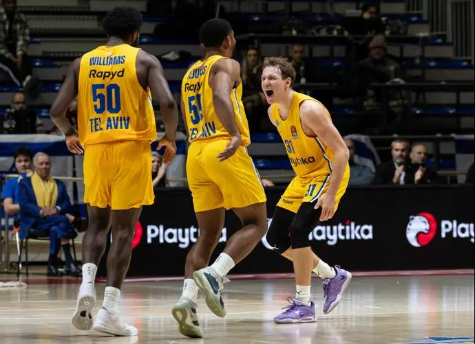 שחקני מכבי תל אביב רוקאס יוקובאיטיס, טרביון וויליאמס, דייויד דה ג'וליוס