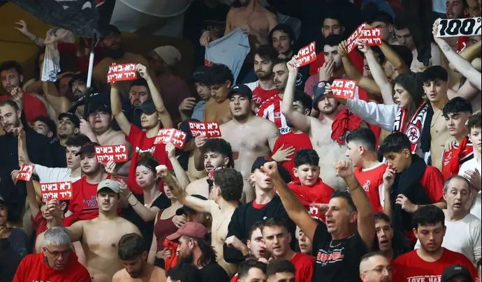 אוהדי הפועל תל אביב נגד המעבר ליד אליהו