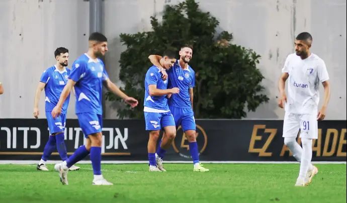 עדן שמיר חוגג עם ניב יהושע שחקני מכבי פתח תקוה