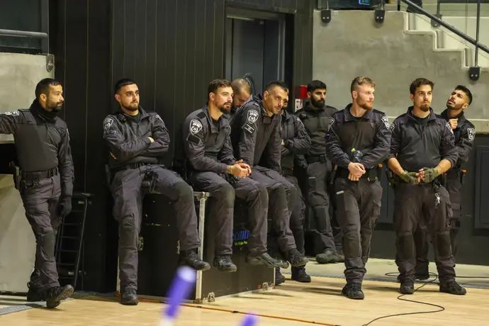 שוטרי מג"ב וכוחות אבטחה במשחק של הפועל תל אביב מול גליל עליון