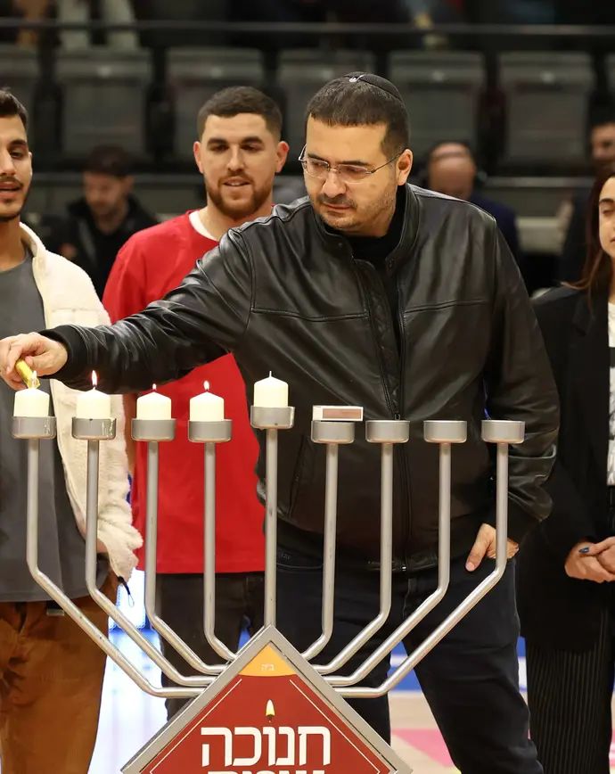 עופר ינאי, הפועל תל אביב, מדליק חנוכייה