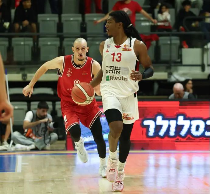 שחקן הפועל גליל עליון, מרכוס קאר, לפני שחקן הפועל תל אביב, גיא פלטין