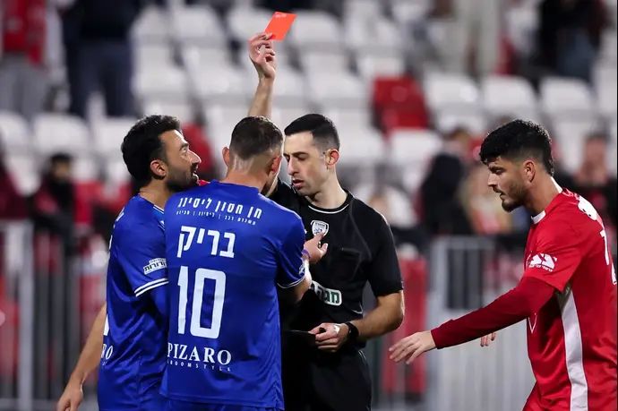 השופט אביעד שילוח שולף כרטיס אדום לשחקן עירוני טבריה, יניב בריק