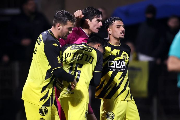 מיגל סילבה ושחקני בית"ר ירושלים חוגגים ניצחון על מ.ס. קרית ים בפנדלים