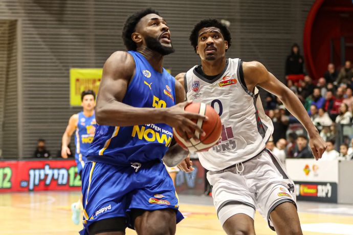 שחקן מכבי תל אביב טרביון וויליאמס מול שחקן עירוני קרית אתא כריס סמית'