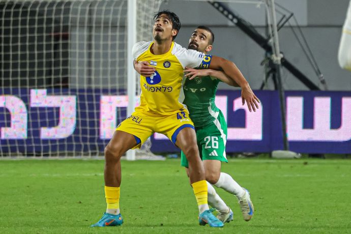 דור פרץ שחקן מכבי תל אביב לצד מחמוד ג'אבר שחקן מכבי חיפה