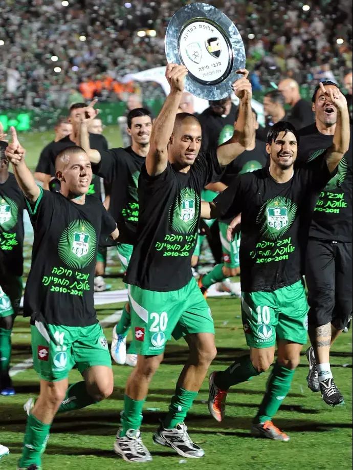 שחקני מכבי חיפה ליאור רפאלוב (ימין), יניב קטן, עידן ורד חוגגים אליפות