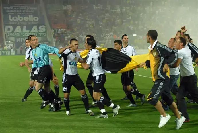 שחקני ביתר ירושלים בהקפת אליפות