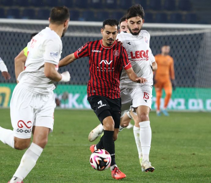 שחקן הפועל ירושלים מתן חוזז לפני שחקן הפועל חיפה יונתן פרבר