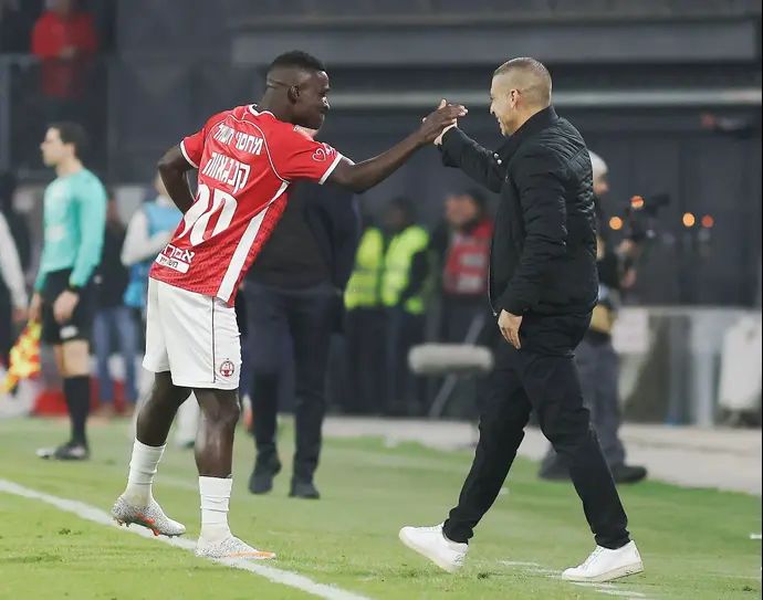 קינגס קאנגווה שחקן הפועל באר שבע עם המאמן רן קוז'וך