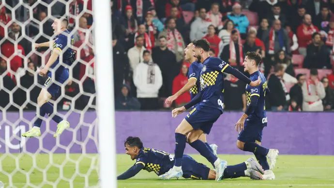 שחקני מכבי תל אביב חוגגים עם ווסלי פטאצ'י