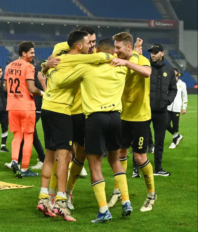 שחקני מכבי נתניה חוגגים