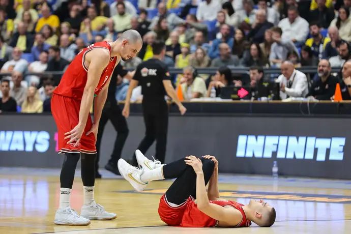 שחקן הפועל תל אביב ים מדר עם גיא פלטין