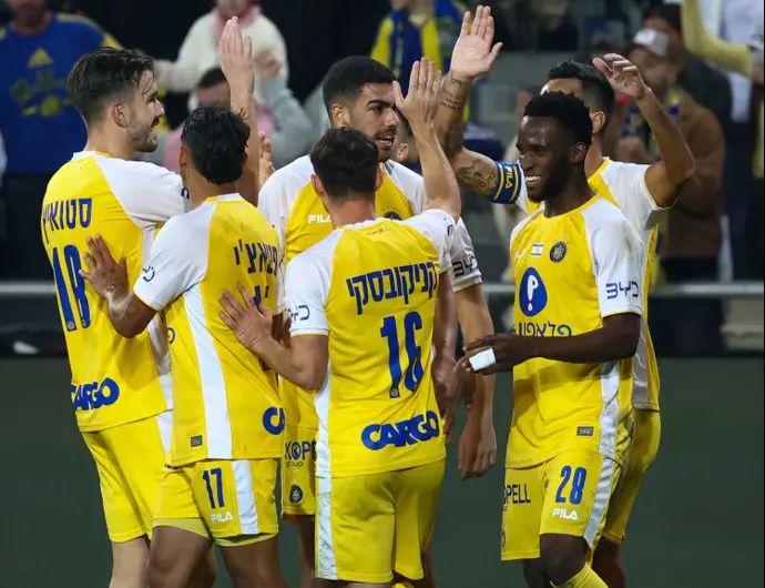 שחקני מכבי תל אביב חוגגים