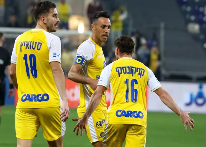 שחקני מכבי תל אביב חוגגים עם ערן זהבי